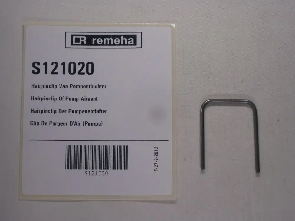 Schlüssel für die Entlüftung eines Umwälzpumpensystems, auf einem Etikett von Remeha abgebildet. Der Schlüssel hat eine gebogene Form und ist aus Metall gefertigt.